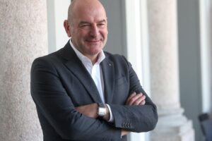«Mettono nelle case le persone fragili, così sono inamovibili»