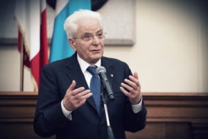 Meloni a Tunisi, Mattarella a Parigi.  Rischio cortocircuito diplomatico