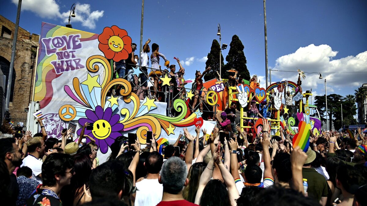 Il Lazio revoca il patrocinio al Pride Lgbt impazziti: «Ordine dei Pro vita»