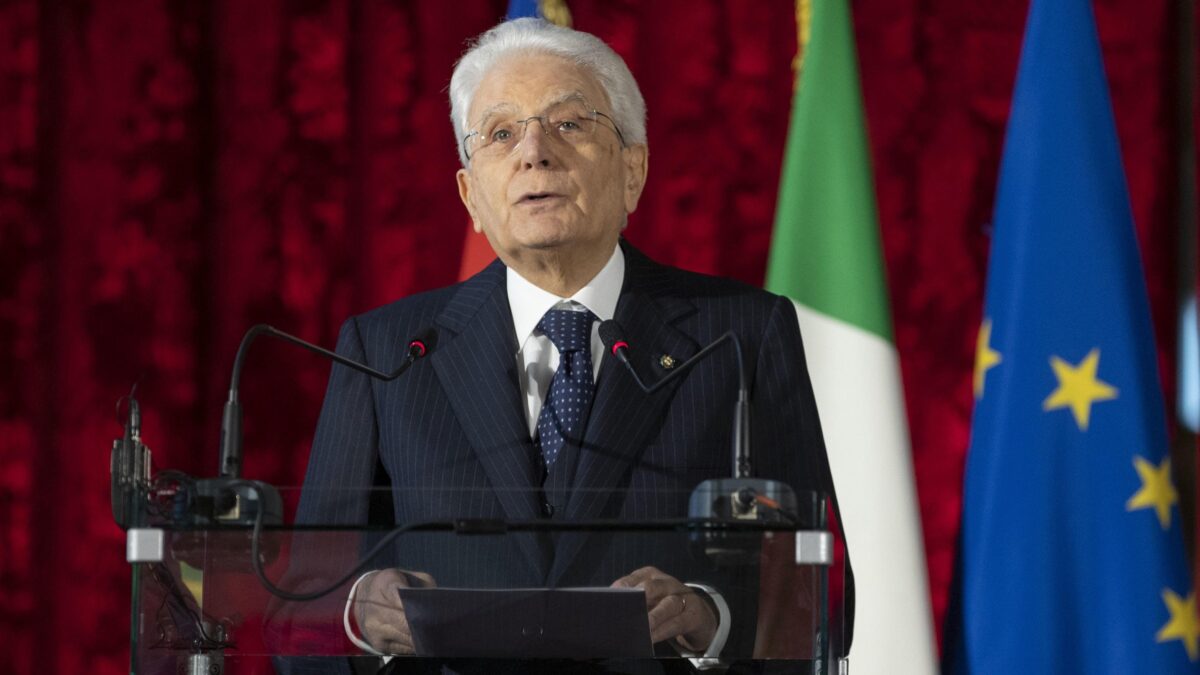 Intanto Mattarella arriva a Parigi