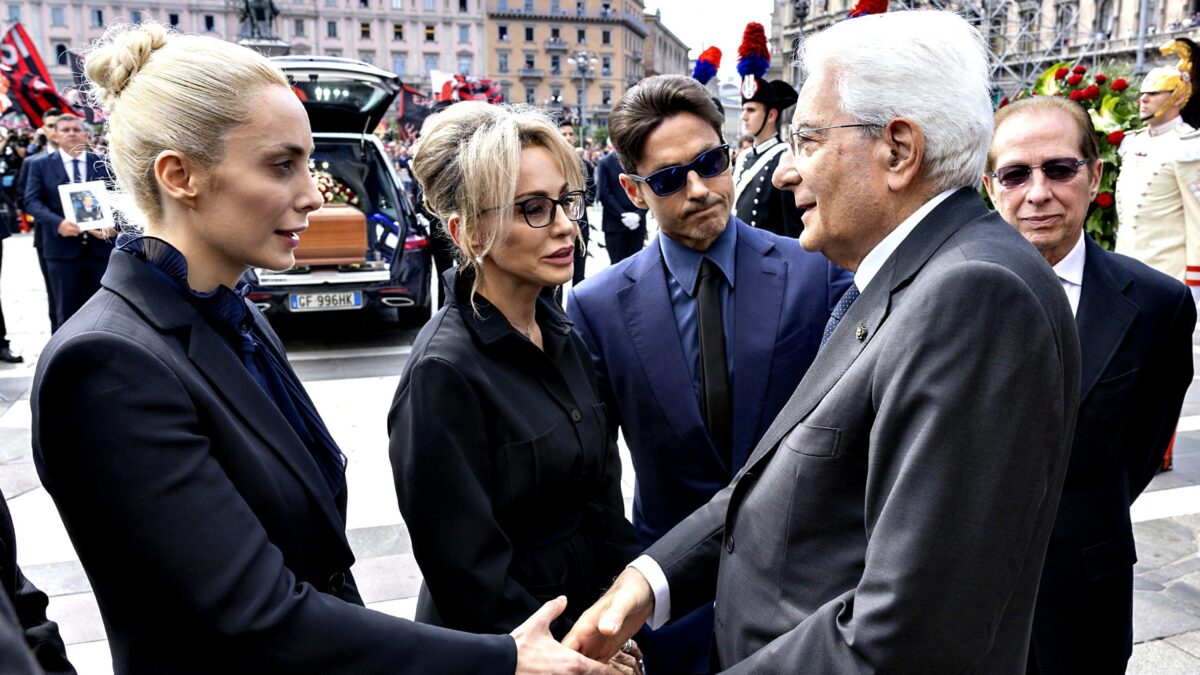 Famiglia e politici, sportivi e volti tv. L’addio è un sorriso