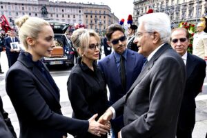 Famiglia e politici, sportivi e volti tv. L’addio è un sorriso