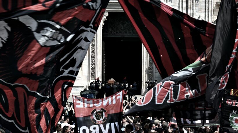 Cori da stadio e bandiere del Milan. La piazza si trasforma in San Siro