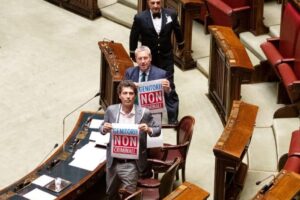 La maschera della sinistra è caduta. Vogliono difendere l’utero in affitto