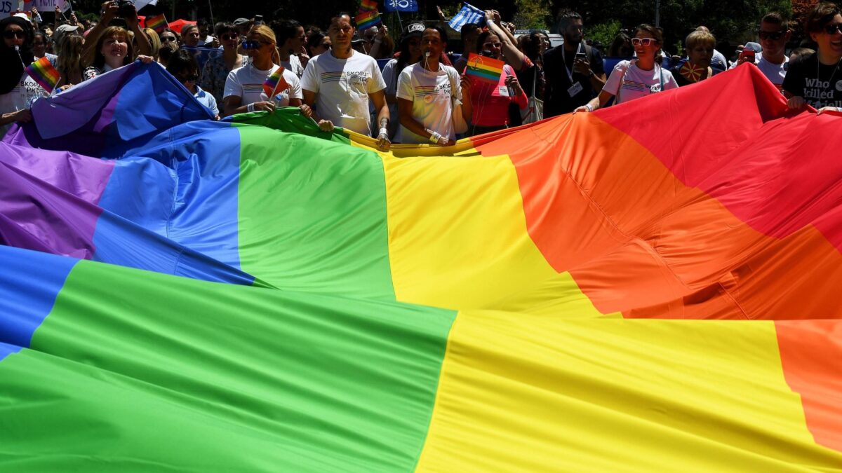 Ordinanze «omofobe» e attentati al pride. I dem battono il muso sulle loro figurine