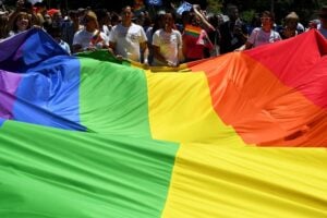 Ordinanze «omofobe» e attentati al pride. I dem battono il muso sulle loro figurine