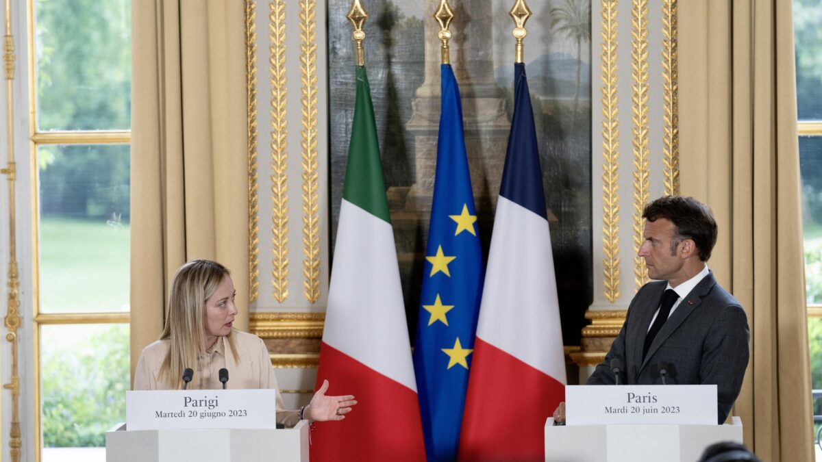Macron ingoia gli insulti e fa asse con Roma