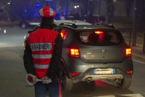 Stretta per chi guida ubriaco o sotto droga