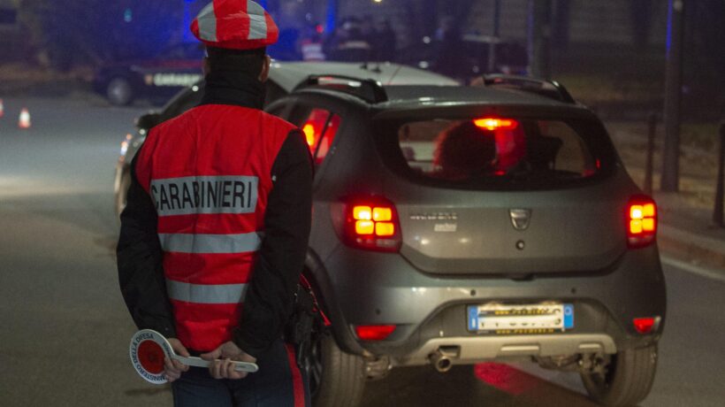 Stretta per chi guida ubriaco o sotto droga
