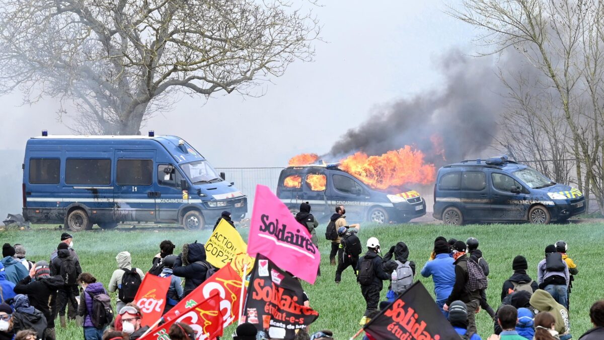 Parigi scioglie un gruppo di ecoterroristi