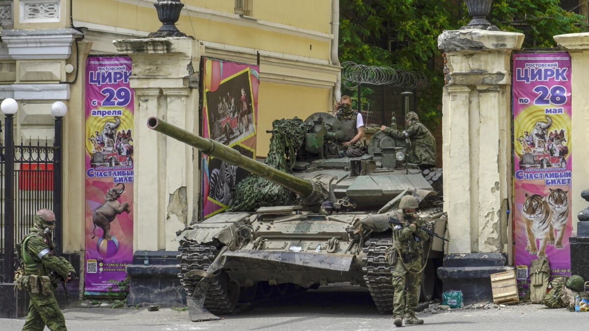 Il capo della Wagner accusa Putin e porta le truppe in Russia