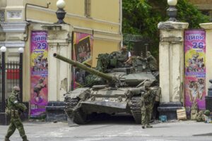 Il capo della Wagner accusa Putin e porta le truppe in Russia