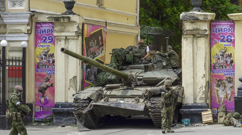 Il capo della Wagner accusa Putin e porta le truppe in Russia
