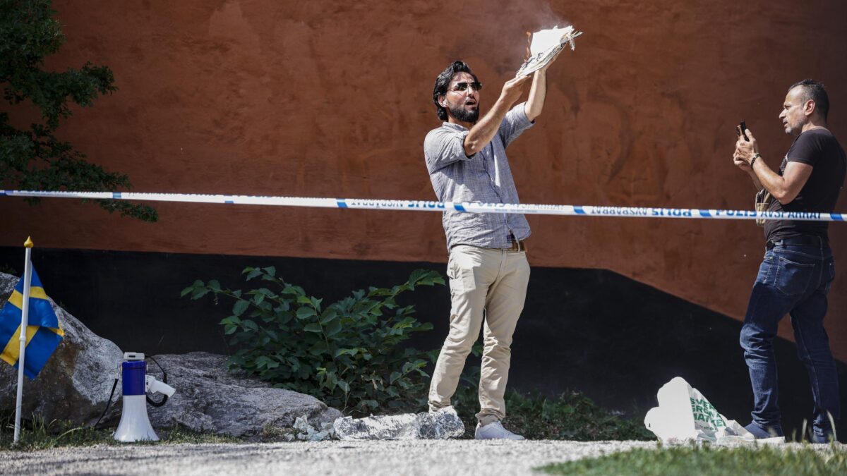 Prima la pancetta, poi il falò del Corano. La Svezia autorizza le proteste anti islam