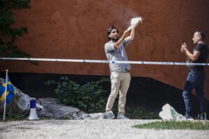 Prima la pancetta, poi il falò del Corano. La Svezia autorizza le proteste anti islam