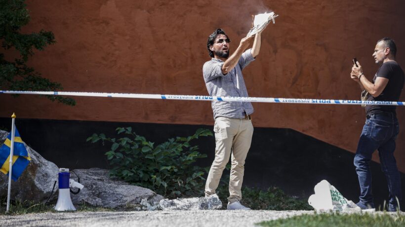 Prima la pancetta, poi il falò del Corano. La Svezia autorizza le proteste anti islam