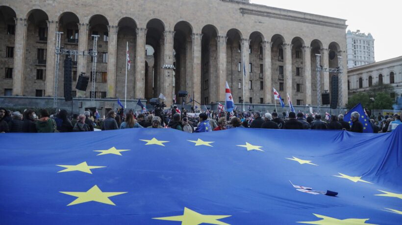 Sprechi e mazzette, Bruxelles si autoassolve