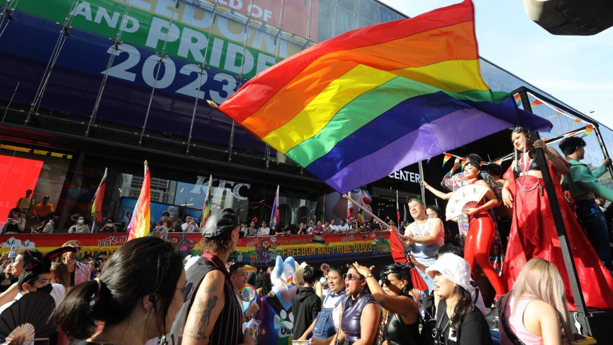 Diritti? Il pride fa il tifo per dare figli anche ai trans