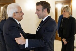 Mattarella in visita in Francia magnifica il Trattato del Quirinale