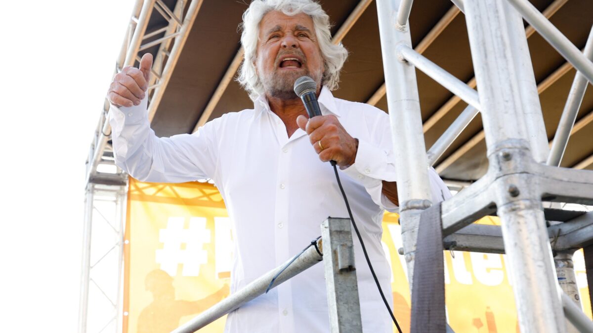 Grillo ritorna per delirare: «Passamontagna e brigate di cittadinanza»