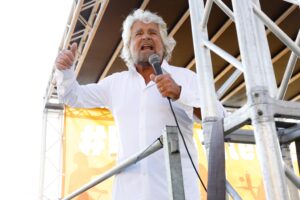 Grillo ritorna per delirare: «Passamontagna e brigate di cittadinanza»