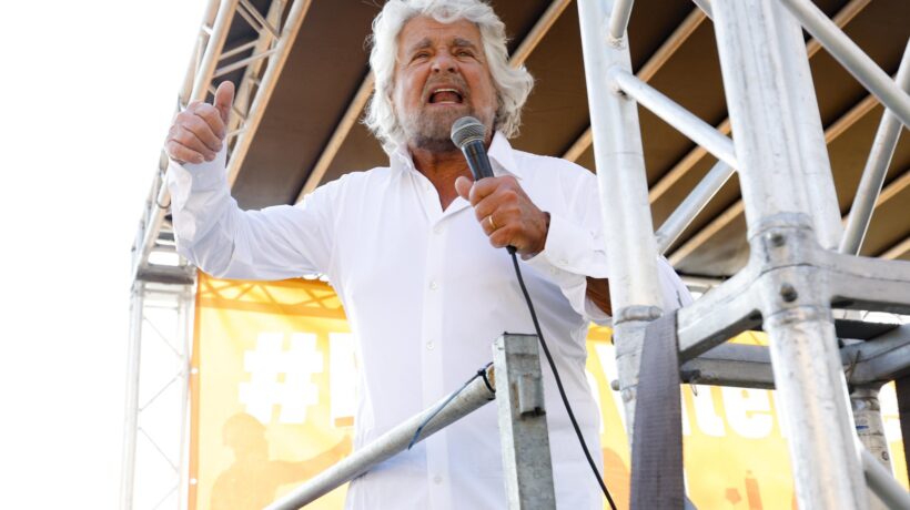 Grillo ritorna per delirare: «Passamontagna e brigate di cittadinanza»