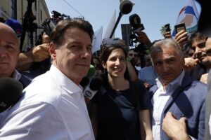Pd in piazza contro i tagli alla sanità fatti dal Pd