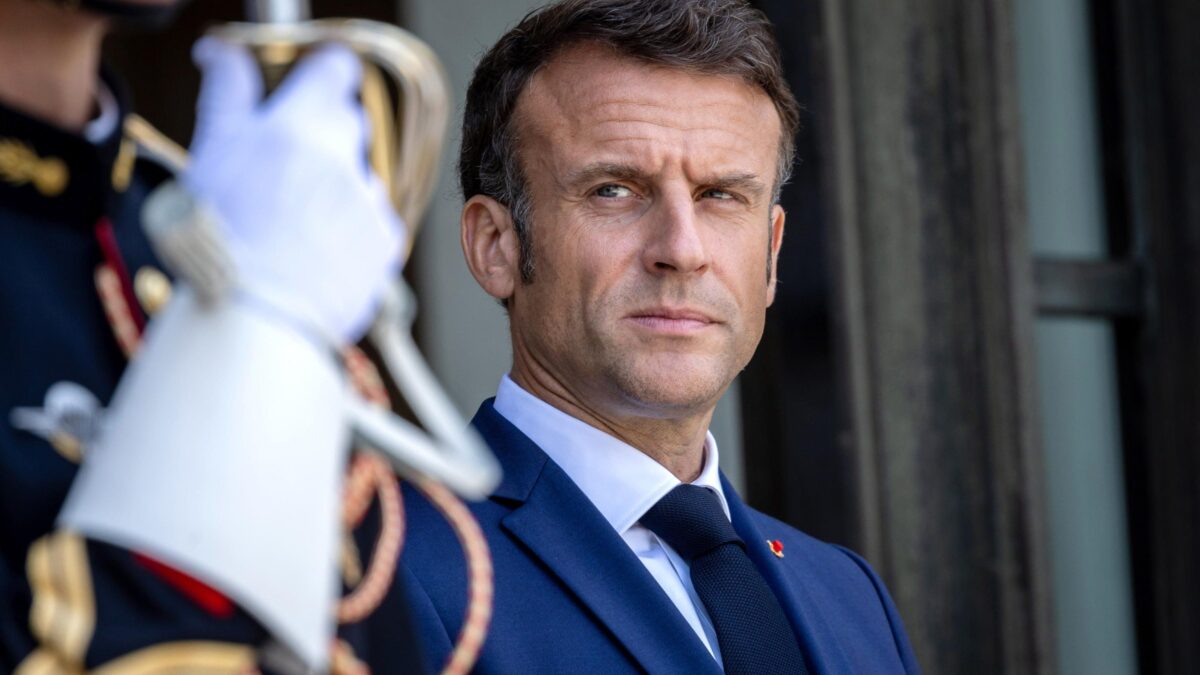 Macron traveste l’eutanasia da cura medica