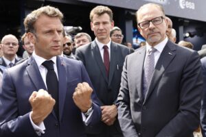 Il direttore dell’agenzia spaziale europea in bilico, ma il Pd lo difende