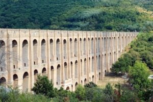 L’acqua e le città: gli acquedotti storici italiani tra Medioevo e Ventesimo secolo