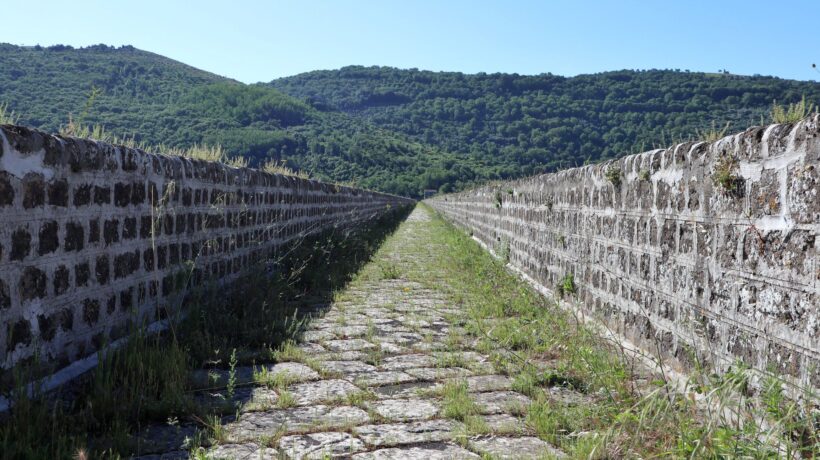 Tratto scoperto dell'acquedotto storico di Caserta (IStock)