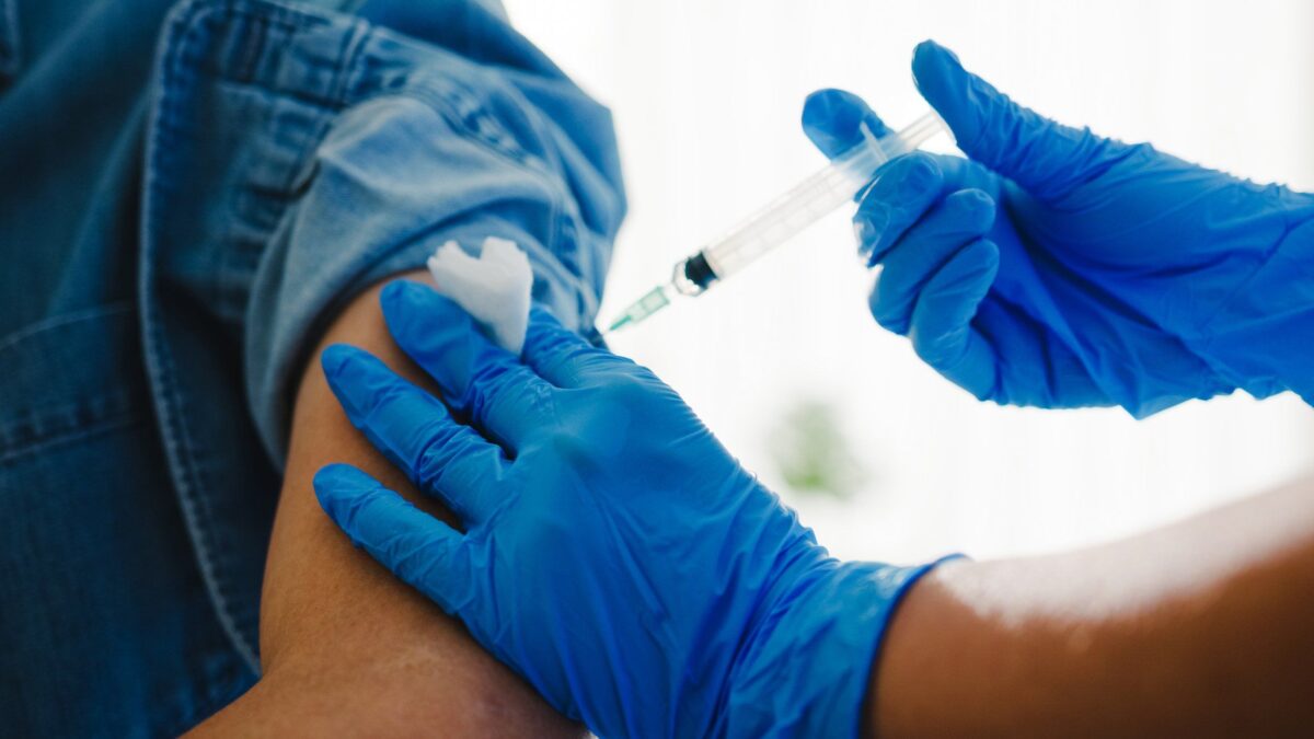Demolì l’obbligo vaccinale: la toga finisce sotto inchiesta disciplinare