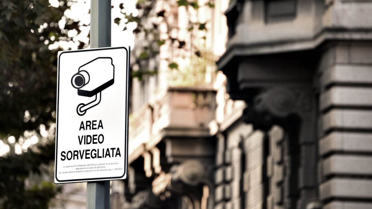Altra bimba rischia il rapimento a Milano. Fuori uso da anni le telecamere di Sala