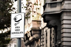 Altra bimba rischia il rapimento a Milano. Fuori uso da anni le telecamere di Sala