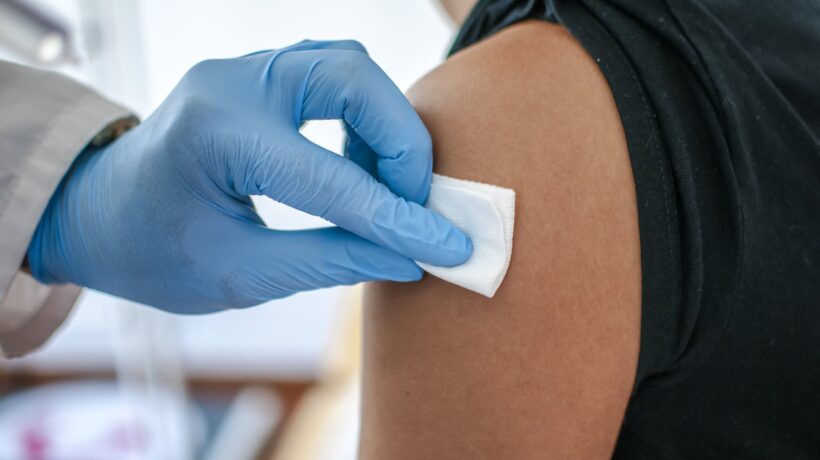 La Pfizer sponsorizza la «nuova normalità» rifilando i vecchi sieri