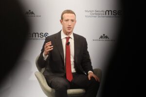 Censure sui vaccini, Facebook confessa: «Continue pressioni dalla Casa Bianca»