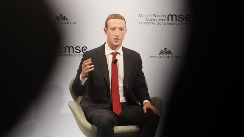 Censure sui vaccini, Facebook confessa: «Continue pressioni dalla Casa Bianca»