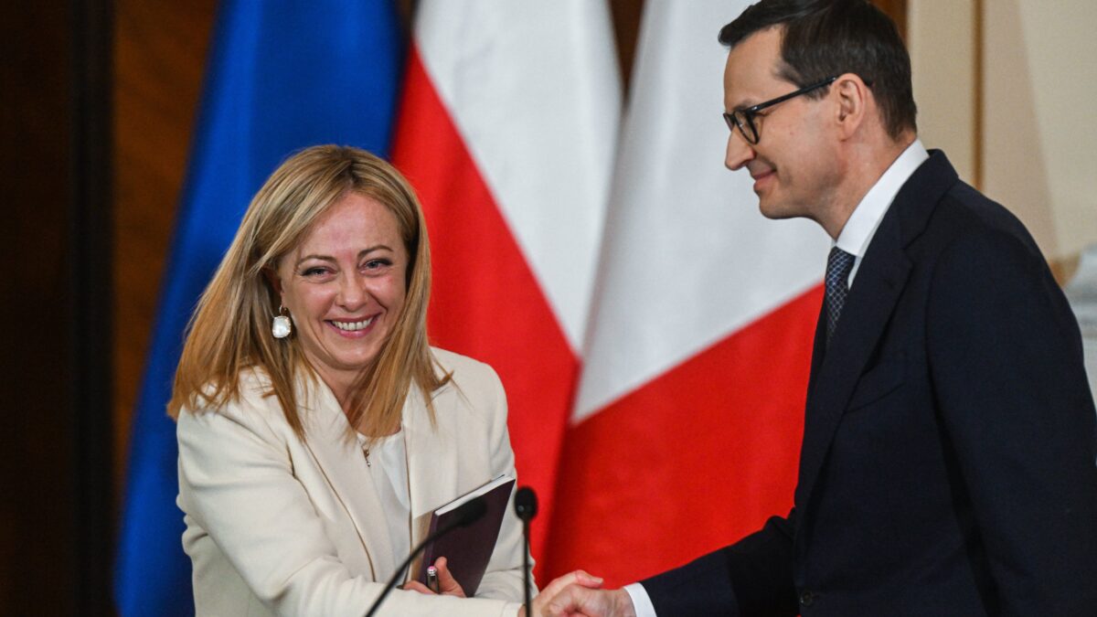 Il premier a Varsavia in versione colomba