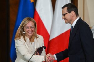 Il premier a Varsavia in versione colomba
