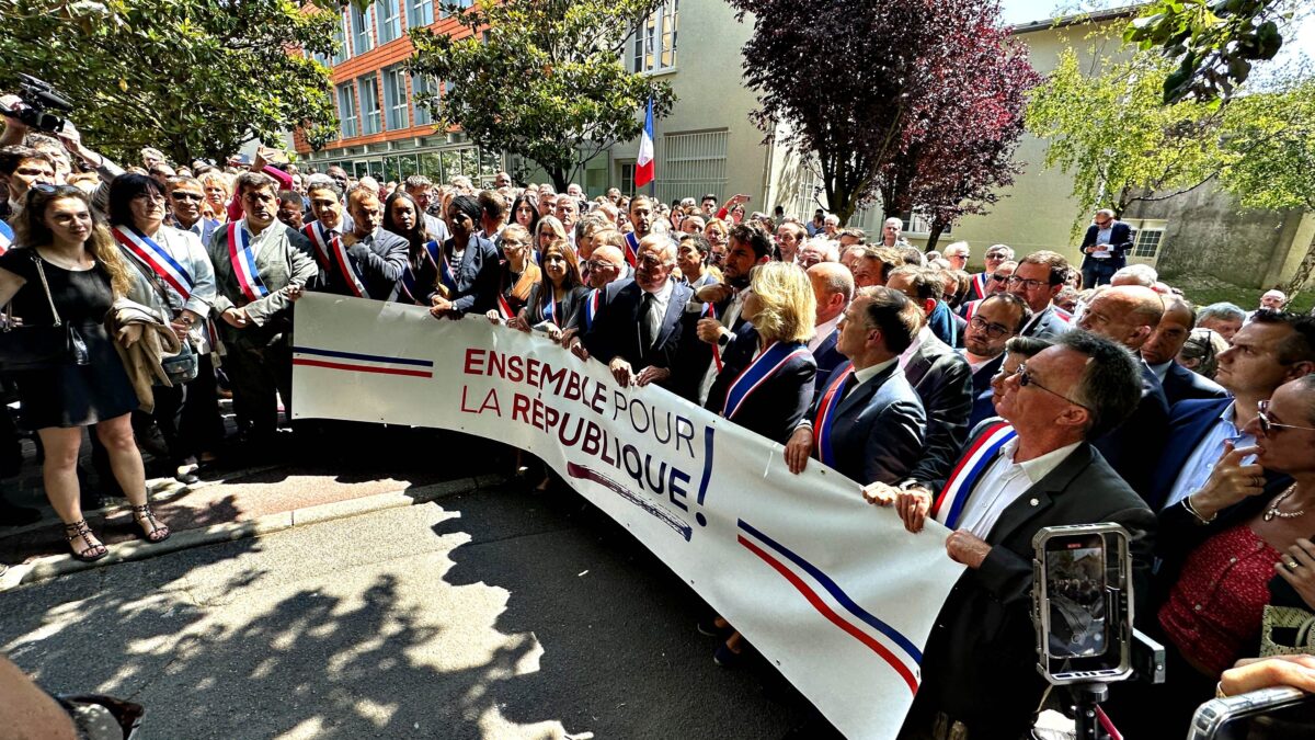Francesi in massa al fianco del poliziotto, la sinistra vuole stoppare la colletta