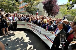 Francesi in massa al fianco del poliziotto, la sinistra vuole stoppare la colletta