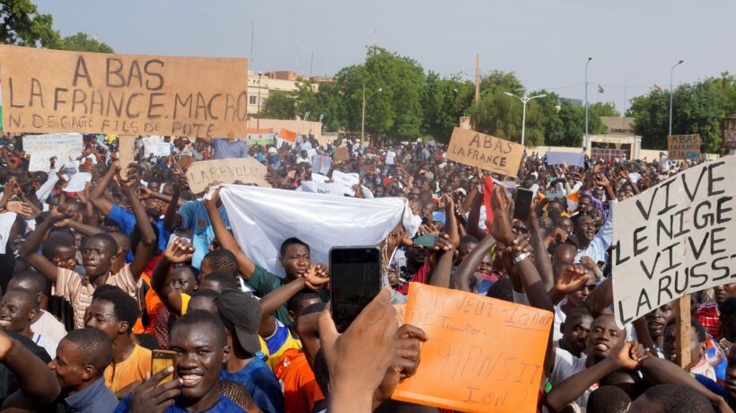 Ambasciata francese assaltata in Niger. Il gruppo Wagner soffia sulla rivolta