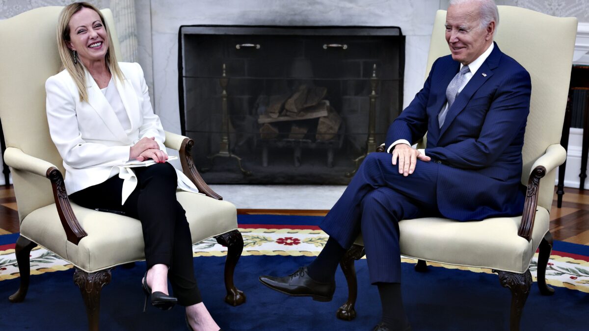 La Meloni flirta con Biden ma tiene aperta la porta del Gop