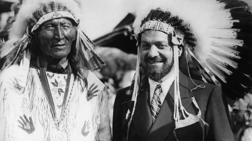 Italo Balbo con i Sioux che lo battezzarono «Grande Capo Aquila Volante» (Getty Images)