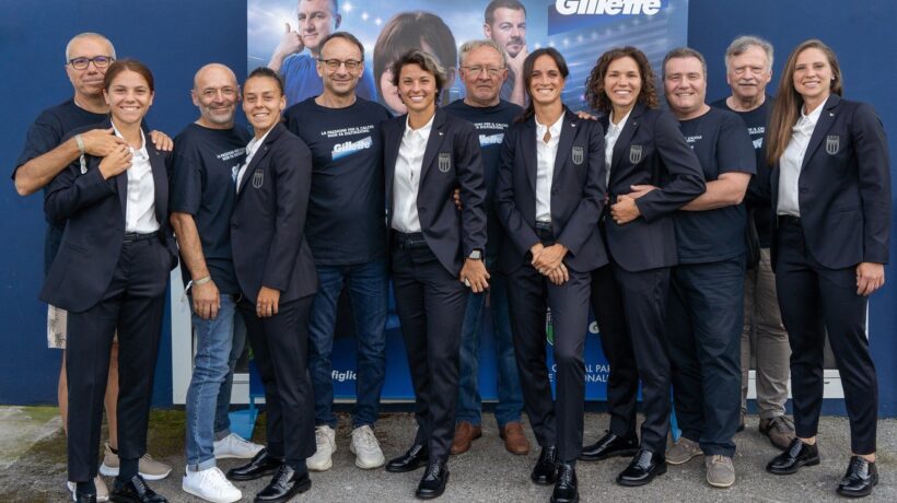 Da sinistra: Manuela Giugliano, Lisa Boattin, Valentina Giacinti, Barbara Bonansea, Elena Linari e Laura Giuliani insieme ai loro papà
