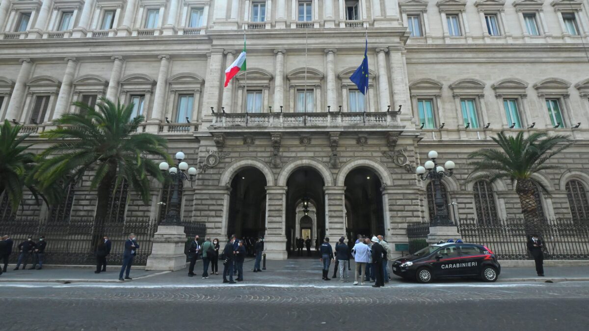 Bankitalia riscrive la storia: «Se il Pil cala, la colpa è delle temperature elevate»
