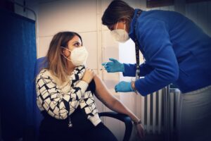 La pandemia non c’è ma compriamo vaccini