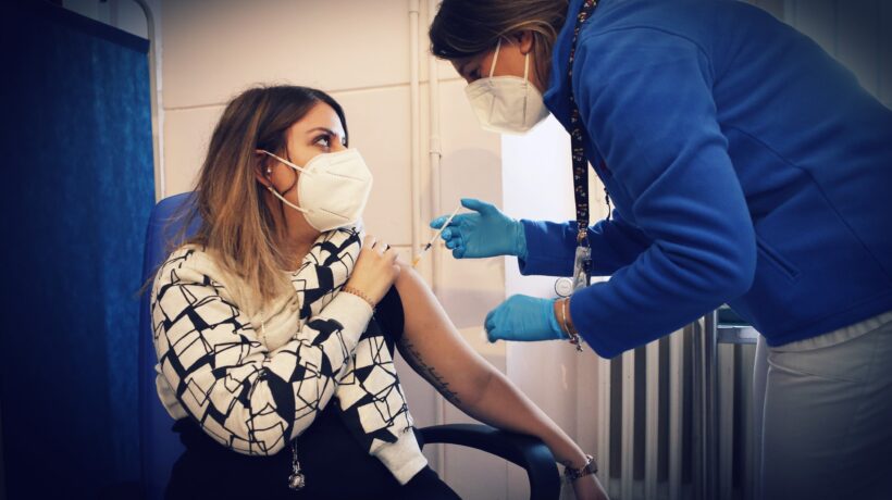 La pandemia non c’è ma compriamo vaccini