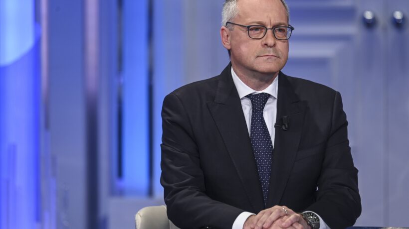 Bonomi si dimentica che ha firmato contratti con salari da 7 euro l’ora