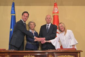 La Tunisia firma l’accordo per rallentare gli sbarchi che assediano Lampedusa
